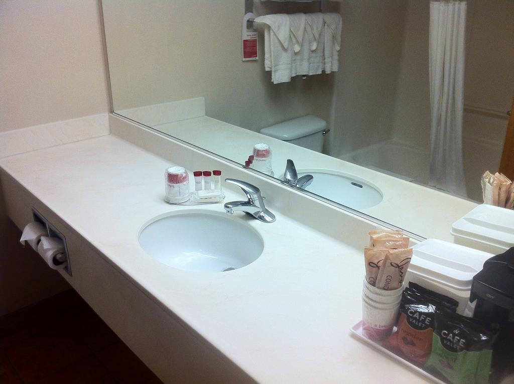 Ramada By Wyndham Seatac Airport Hotel Стая снимка